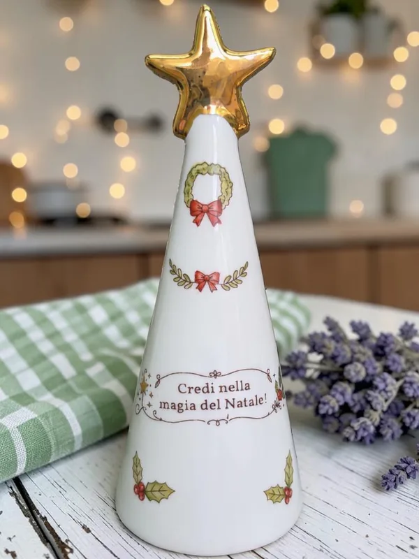 Árvore de Natal Pequena 16 cm em porcelana, com estrela em ouro no topo