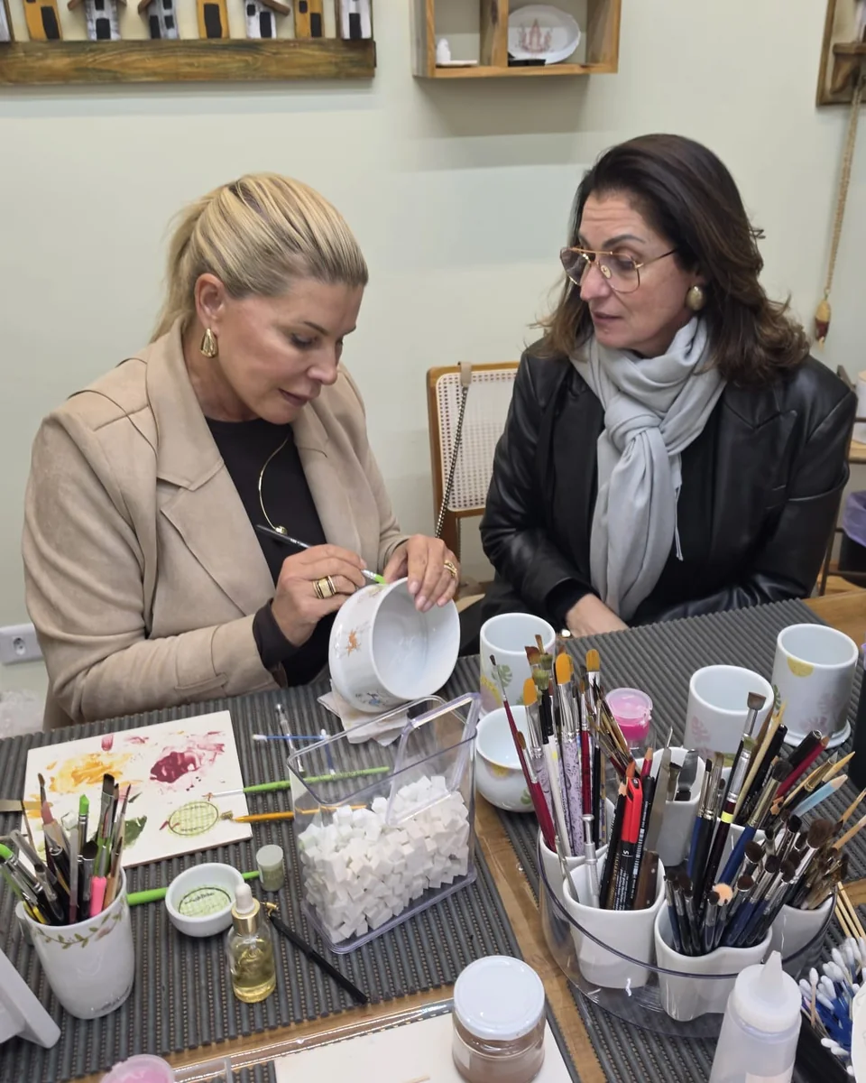 Aula de pintura em porcelana no ateliê