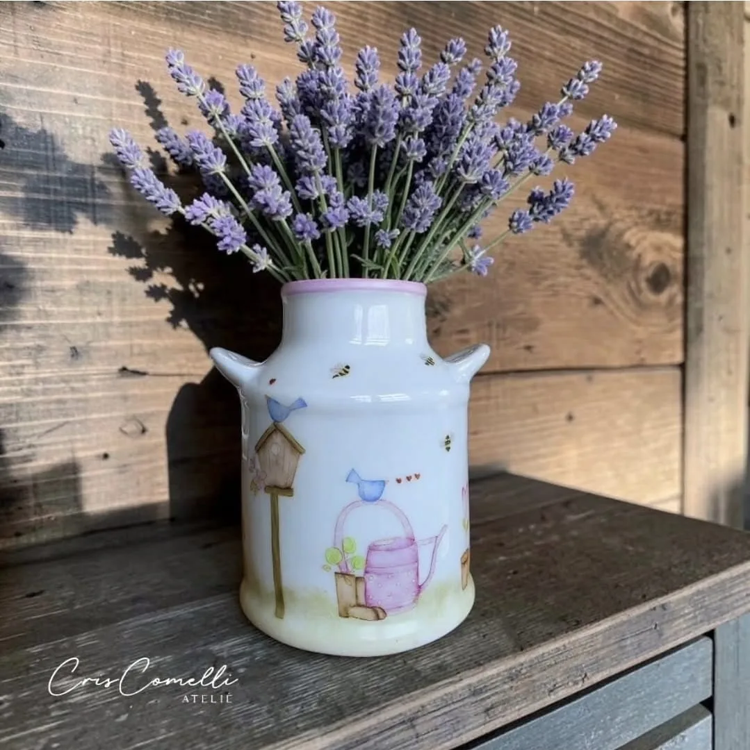 Leiteira de porcelana pintada à mão com buquê de lavanda