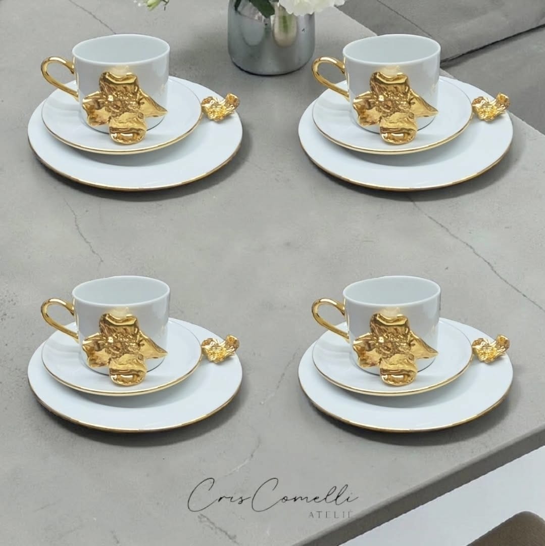 Mesa com detalhes dourados